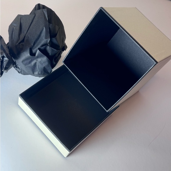 Jo Malone London Cream Gift Box 3x4x4 - Picture 3 of 6